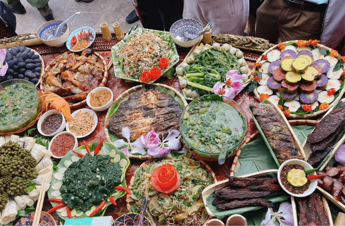 Thưởng thức ẩm thực địa phương khi du lịch Ngũ Động Thi Sơn