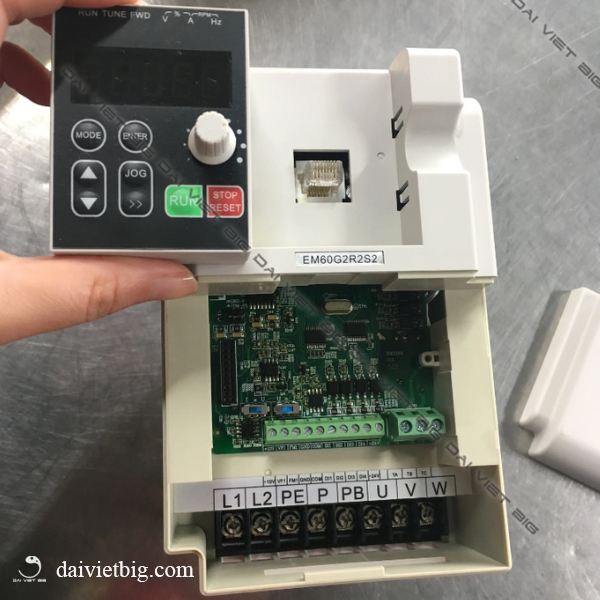 Biến tần bơm nước năng lượng mặt trời Delixi 4KW - 1 Pha