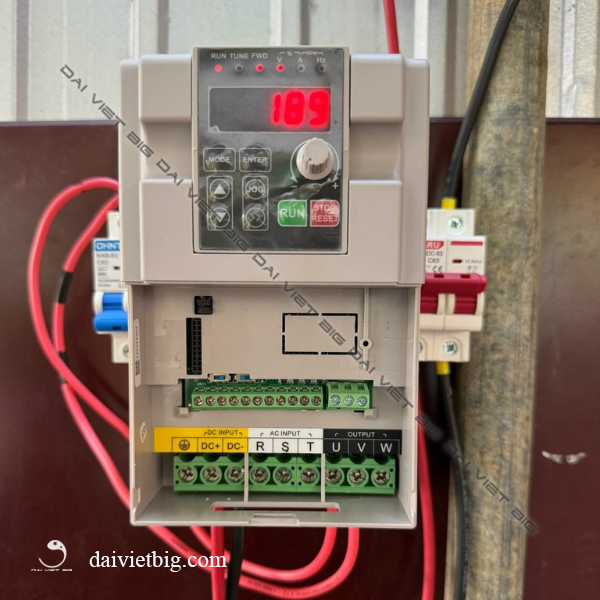 Biến tần bơm nước năng lượng mặt trời Delixi 4KW - 3 Pha