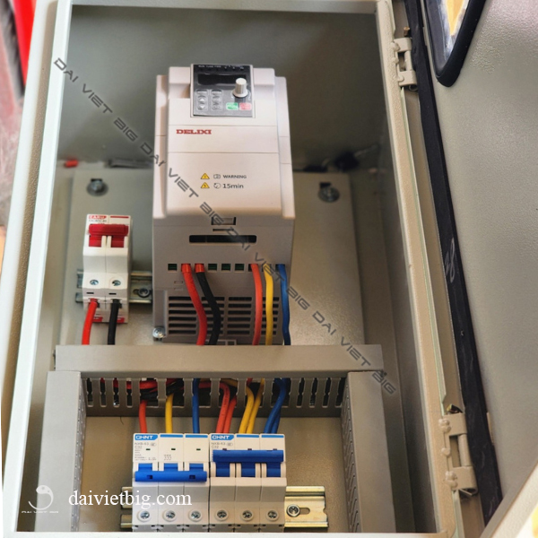 Biến tần bơm nước năng lượng mặt trời Delixi 4KW - 3 Pha