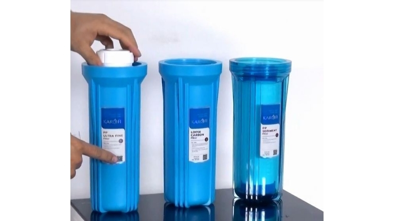 Lắp lõi lọc mới vào cốc đã được vệ sinh