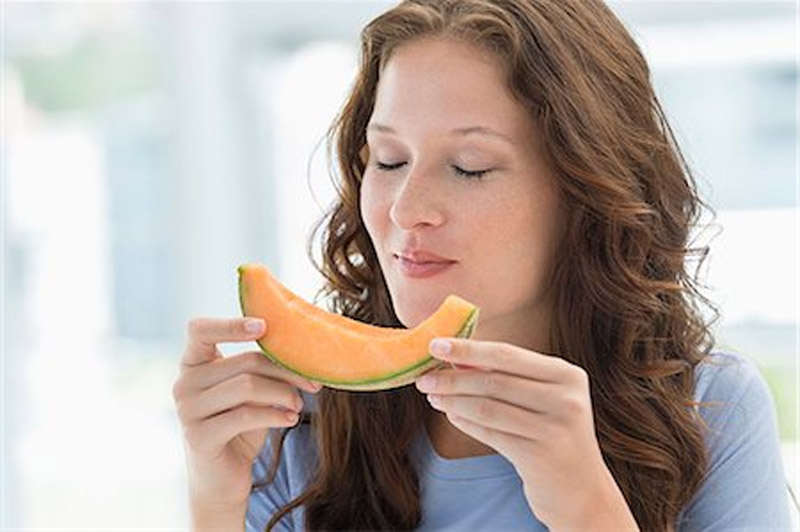 Giải đáp ăn dưa lưới có nổi mụn không