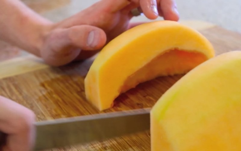 Cách gọt dưa lưới đẹp theo chiều dọc