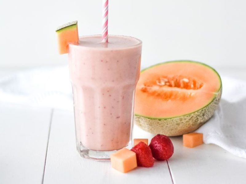 Món sinh tố dưa lưới với dâu tây cho bé ăn dặm