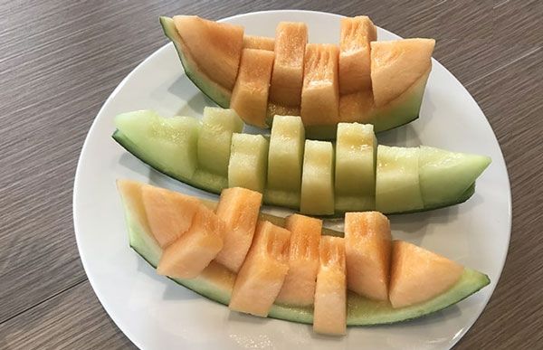 Cách trang trí dưa lưới đẹp mẫu 1