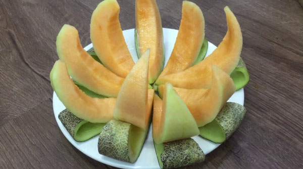Cách trang trí dưa lưới đẹp mẫu 4