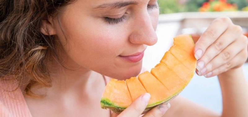 Dưa lưới hỗ trợ chị em phụ nữ duy trì làn da đẹp