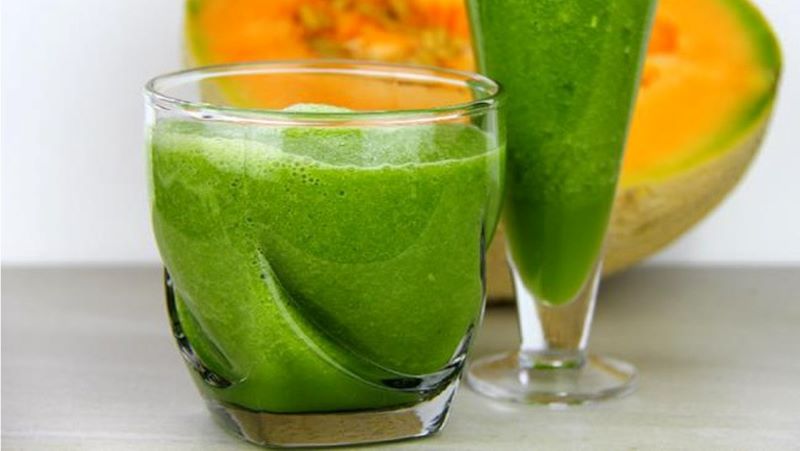 Món nước ép dưa lưới với cải xoăn