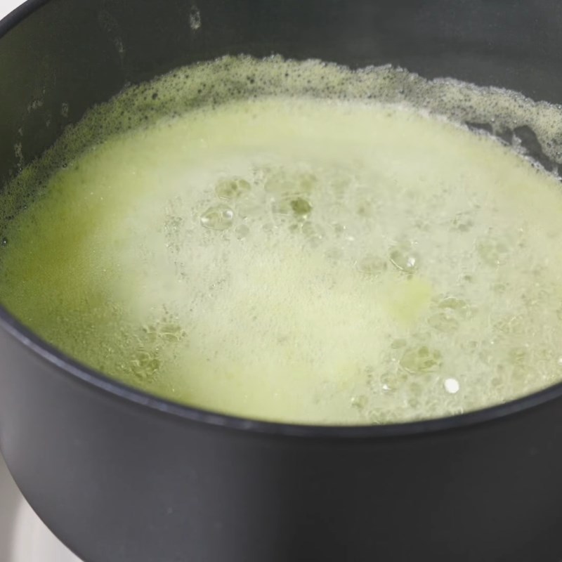 Nấu hỗn hợp sốt dưa lưới vừa chế biến