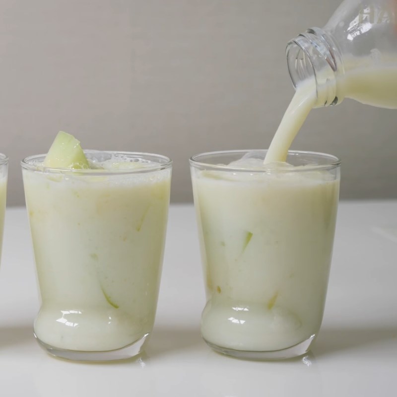 Hỗn hợp sữa và sốt dưa lưới hòa quyện lại với nhau