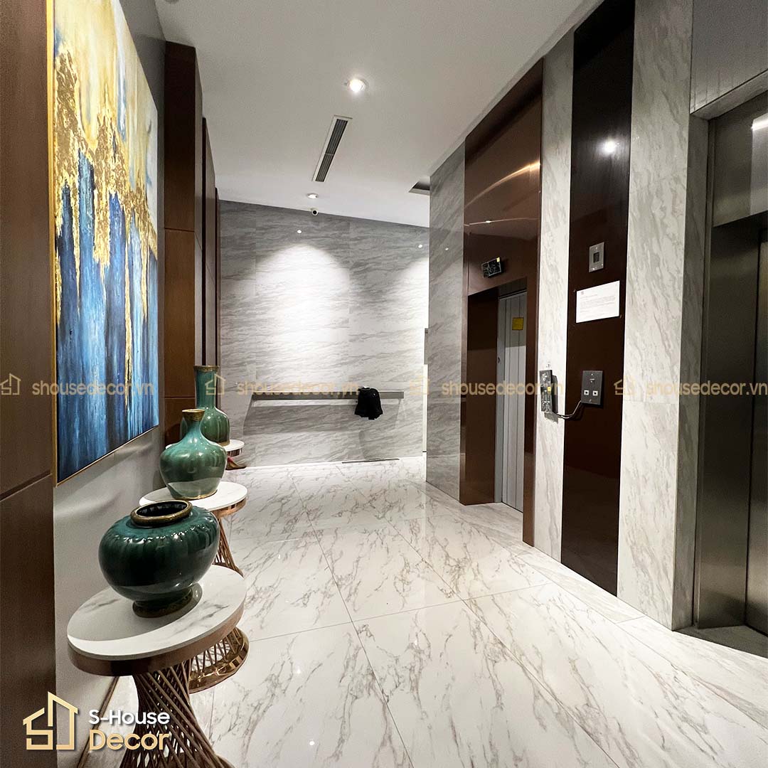 Khung bao đồng xước thi công khít mép tường và cửa tầng, không cong vênh