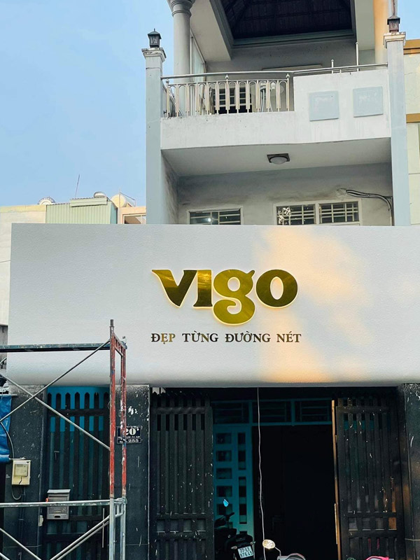 Biển hiệu inox shop áo dài Vigo