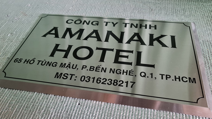 Mẫu 3 - Biển công ty Amanaki Hotel inox trắng