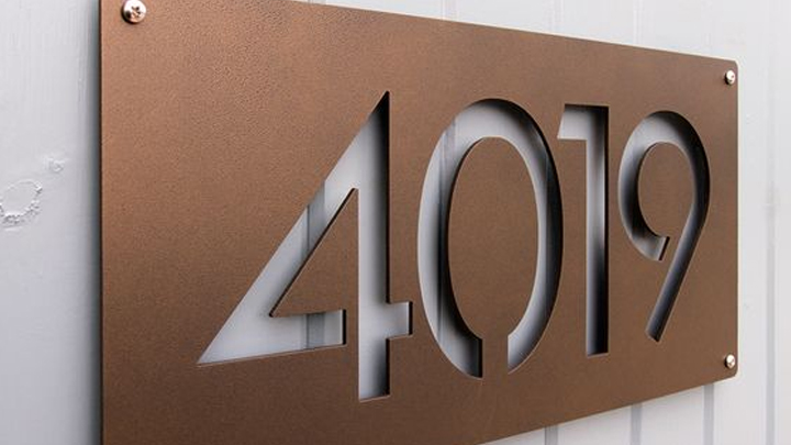 Biển số nhà bằng đồng hình chữ nhật với thiết kế đơn giản và thông dụng