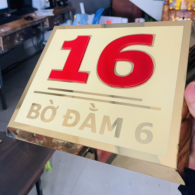 Biển số nhà inox vàng bóng, chữ đỏ
