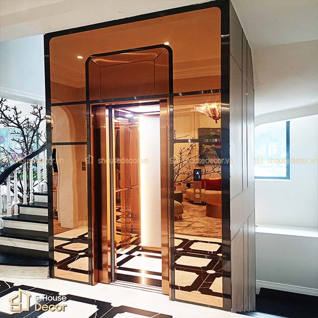 cong-trinh-ket-hop-hoan-hao-giua-inox-mau-vang-hong-voi-go-phu-laminate-van-giai-tao-cam-giac-sang-trong-cho-thang-may-gia-chu