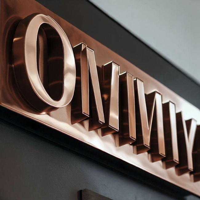 S-House Decor có đội ngũ nhân viên chuyên nghiệp, kinh nghiệm và tận tâm trong thi công chữ inox mạ đồng