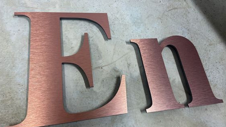 Chữ inox đồng phù hợp với nhiều phong cách thiết kế, từ cổ điển đến hiện đại