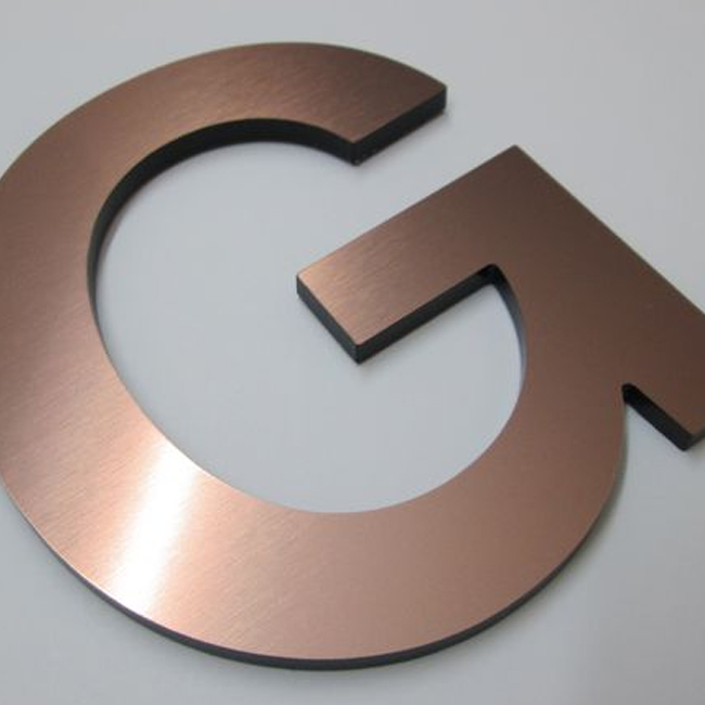 Chữ inox mạ đồng có ánh sáng lung linh, tạo hiệu ứng huyền ảo