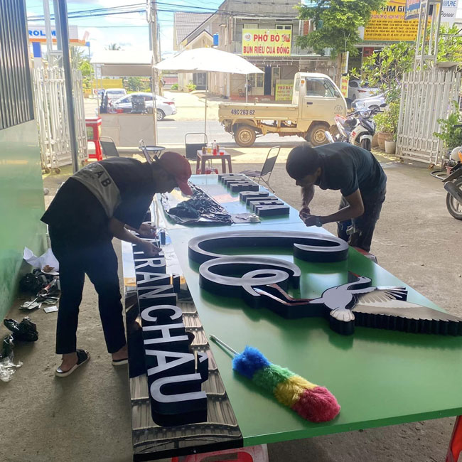 Để tạo ra những sản phẩm chữ inox trắng chất lượng cao, chúng tôi phải thực hiện nhiều công đoạn khác nhau, từ cắt, uốn, hàn, đánh bóng…