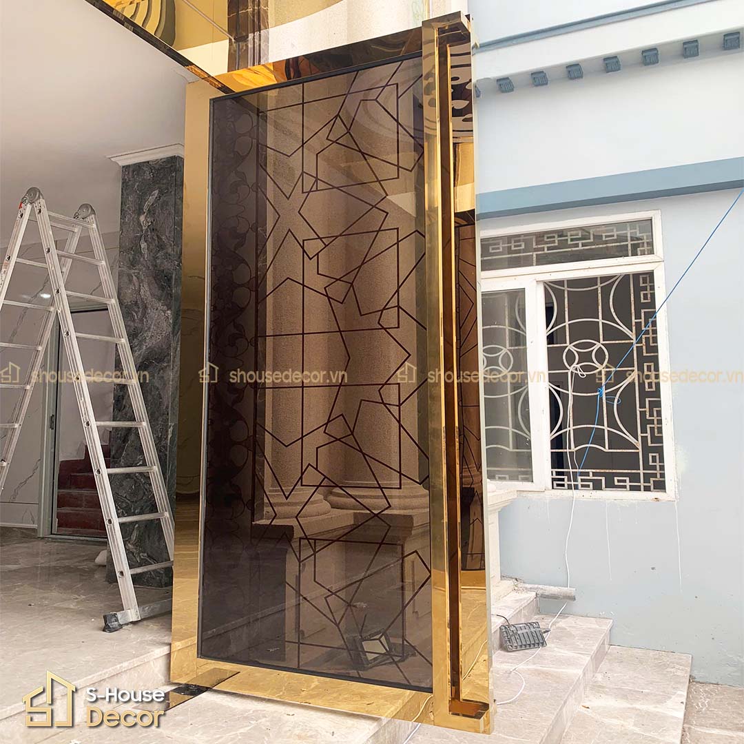 Kính hoa văn kết hợp với inox vàng gương tạo hiệu ứng thị giác ấn tượng