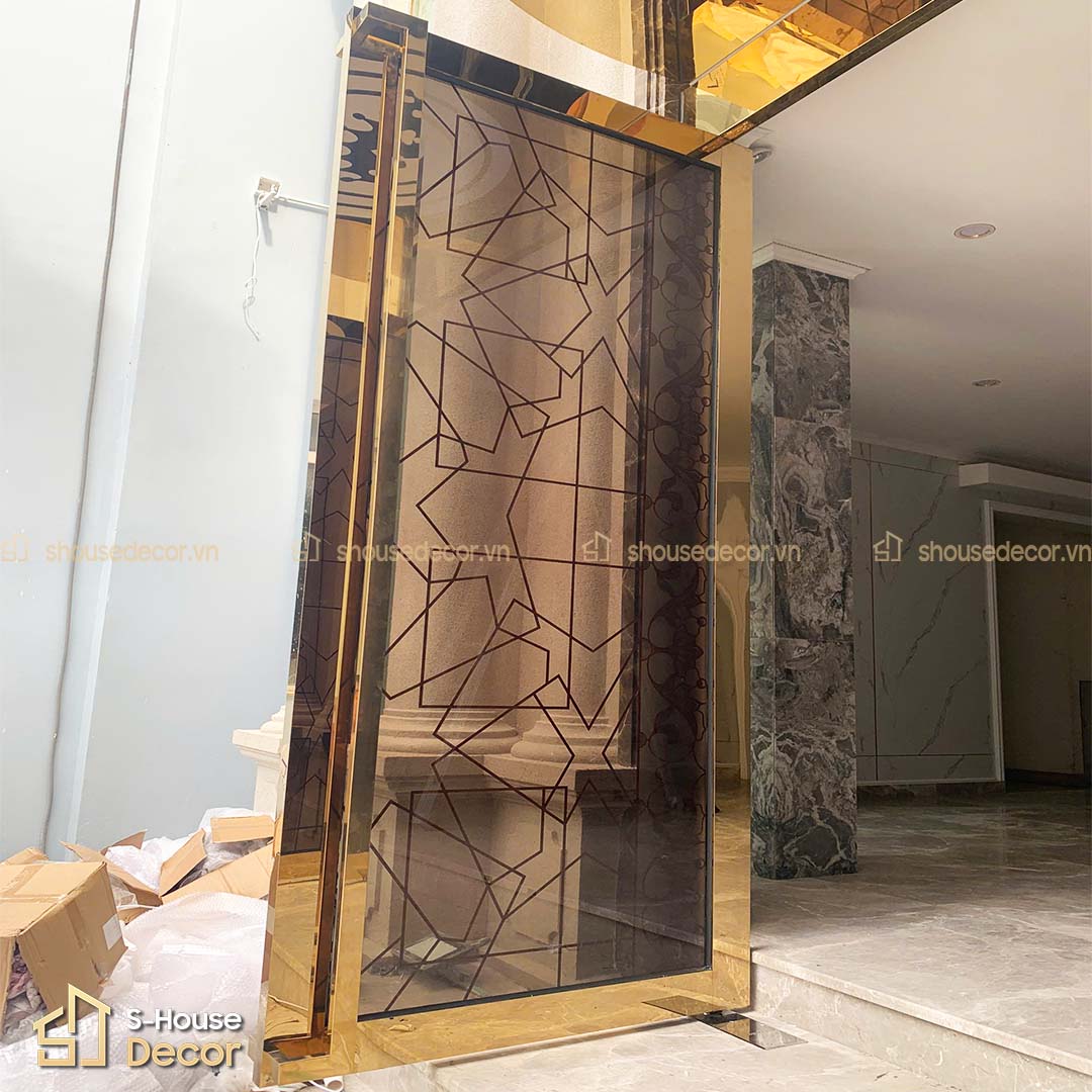 Sự kết hợp hoàn hảo giữa cửa inox kính thuỷ lực và vách CNC inox trong kiến trúc hiện đại