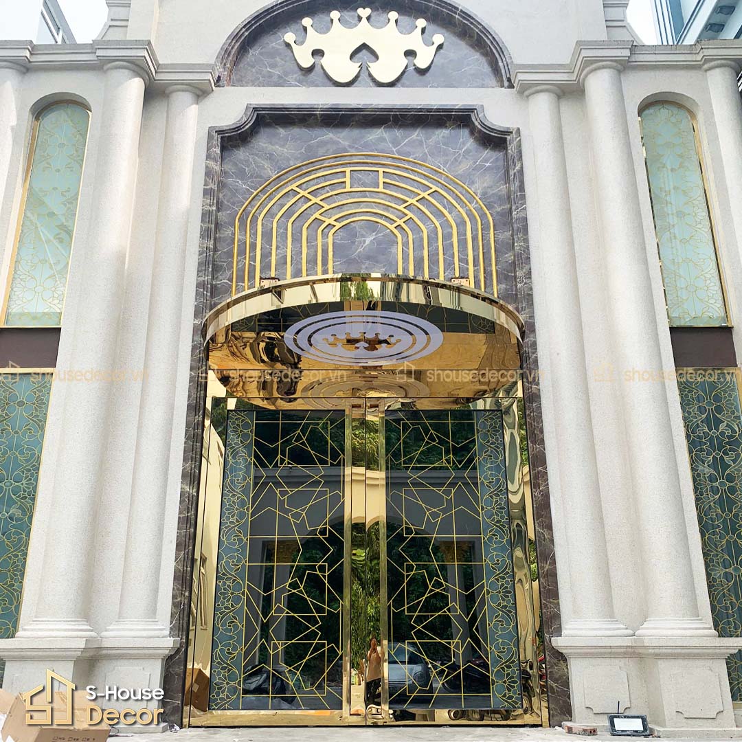 Vật liệu inox 304 vàng gương nổi bật dưới ánh sáng tự nhiên