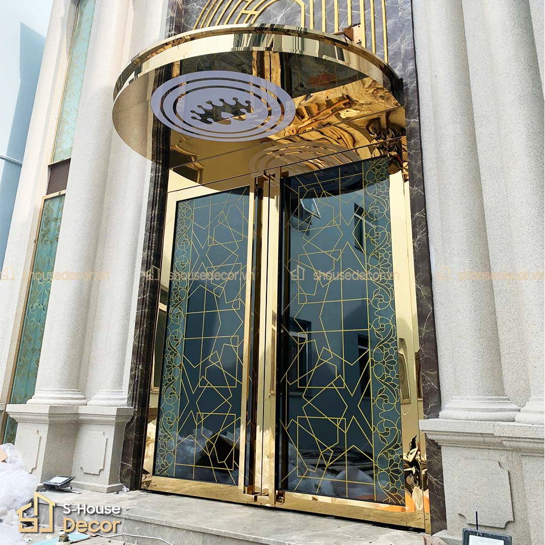 Cận cảnh cửa inox kính thuỷ lực tại sảnh chính Royal Hotel