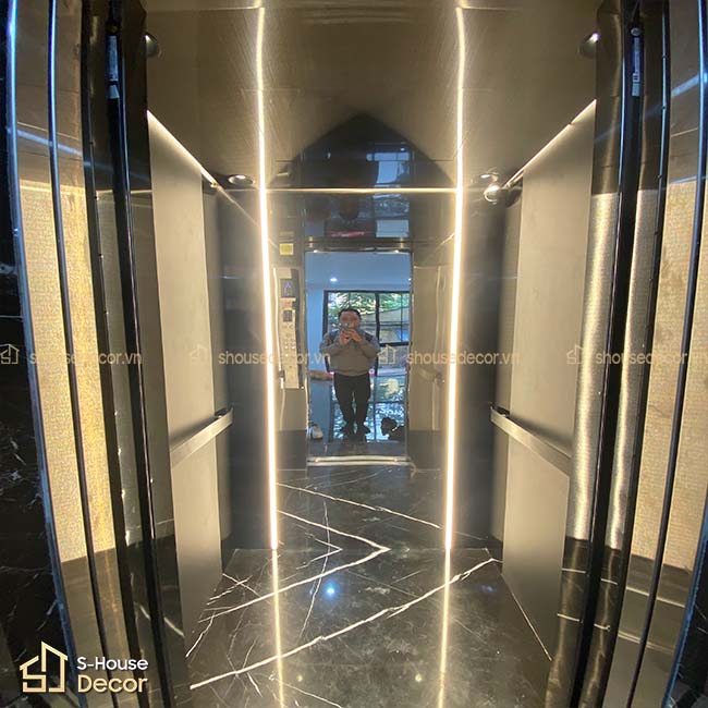 Cabin-thang-may-duoc-decor-sang-trong-tai-tran-quang-dieu