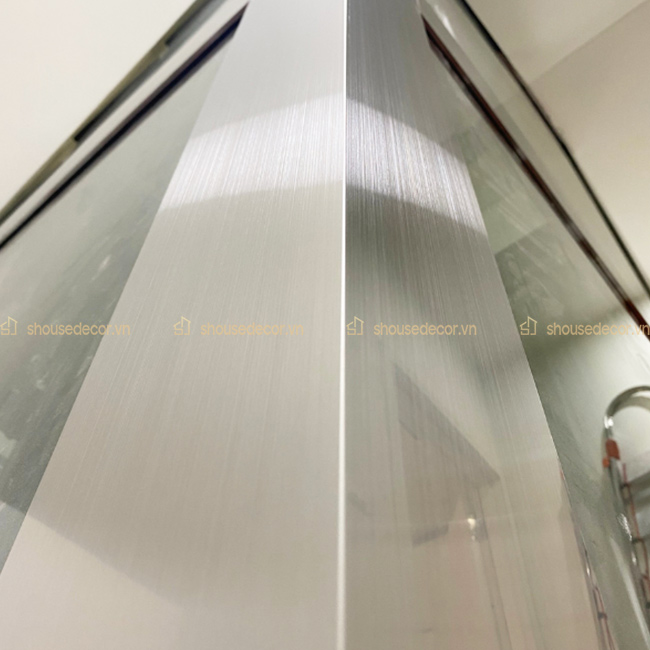 Tấm ốp inox xước trắng có độ bền cao và dễ dàng để vệ sinh