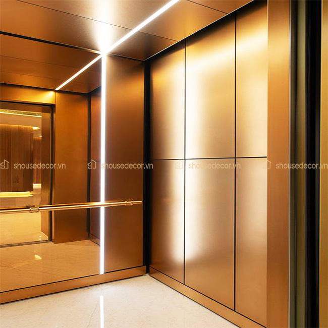 Ốp inox vàng đồng kết hợp mặt gương ở giữa vừa sang trọng, vừa tinh thế