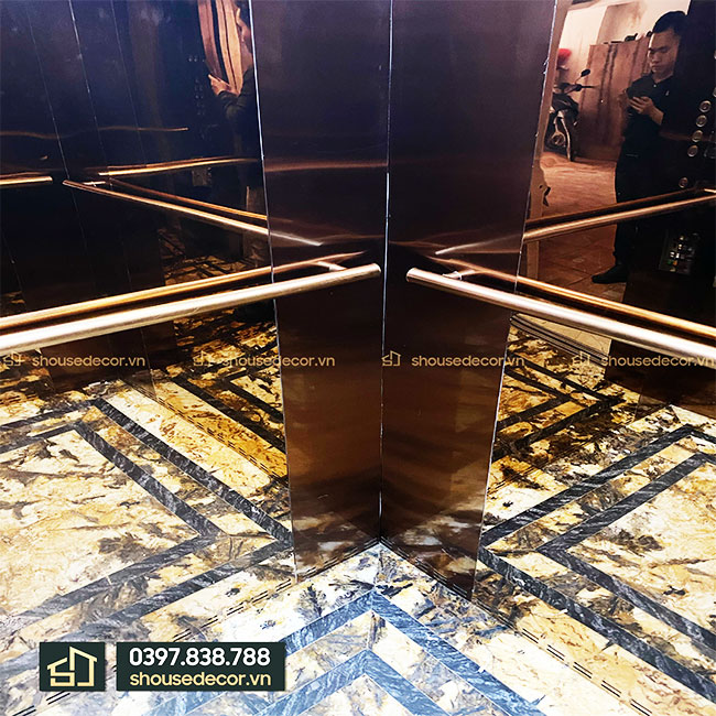 Thanh nẹp inox được cắt, gắn tỉ mỉ cẩn thận từ đội ngũ kĩ thuật viên