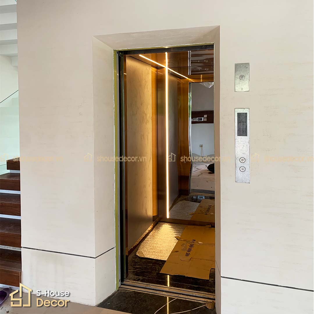 Sự kết hợp giữa inox đồng xước và trắng gương tạo điểm nhấn sang trọng cho vách cabin.