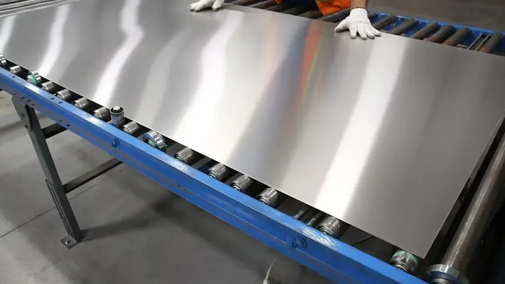 Vệ sinh bề mặt inox trước khi mạ PVD