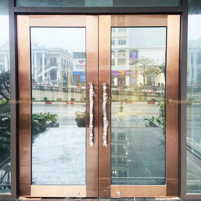 Cửa của dự án Green Diamond được sử dụng tấm ốp inox màu hồng đồng