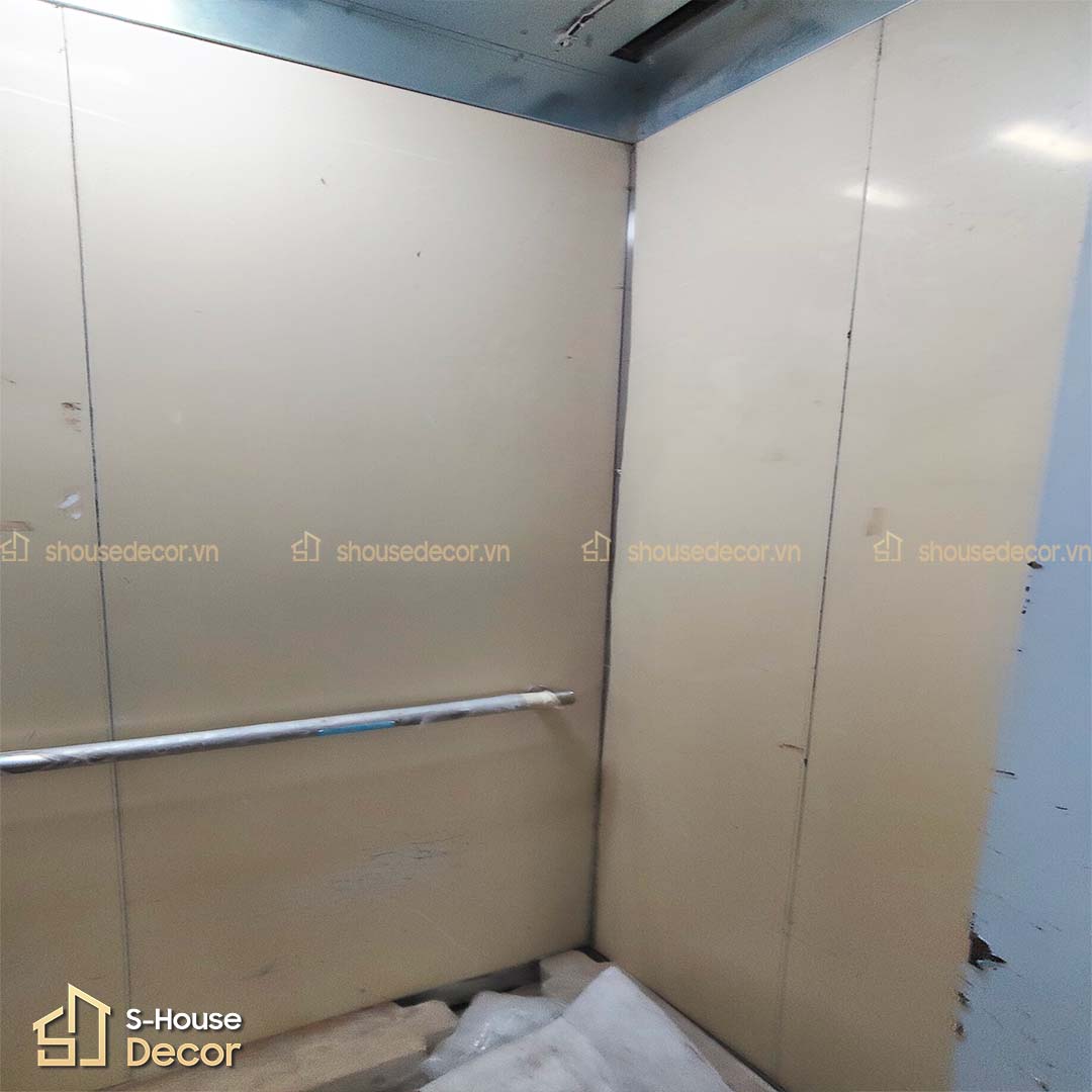 Toàn cảnh nội thất cabin thang máy với hiện trạng ban đầu