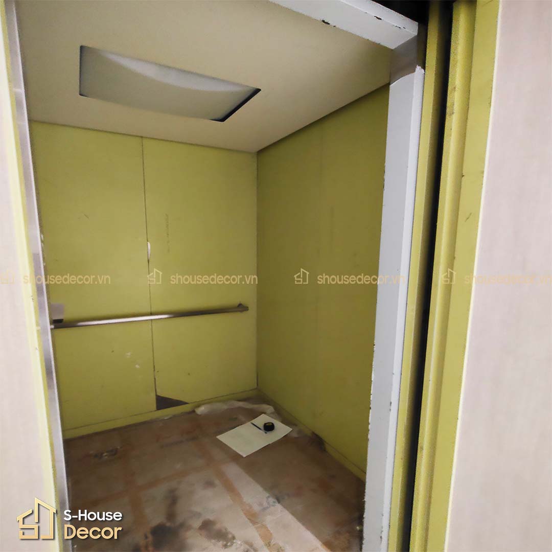 Toàn cảnh nội thất cabin thang máy chưa được hoàn thiện