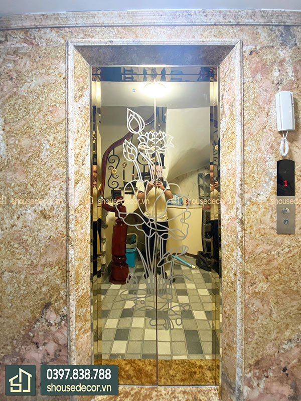 Mẫu 4 - Hoa văn thang máy hình bông sen