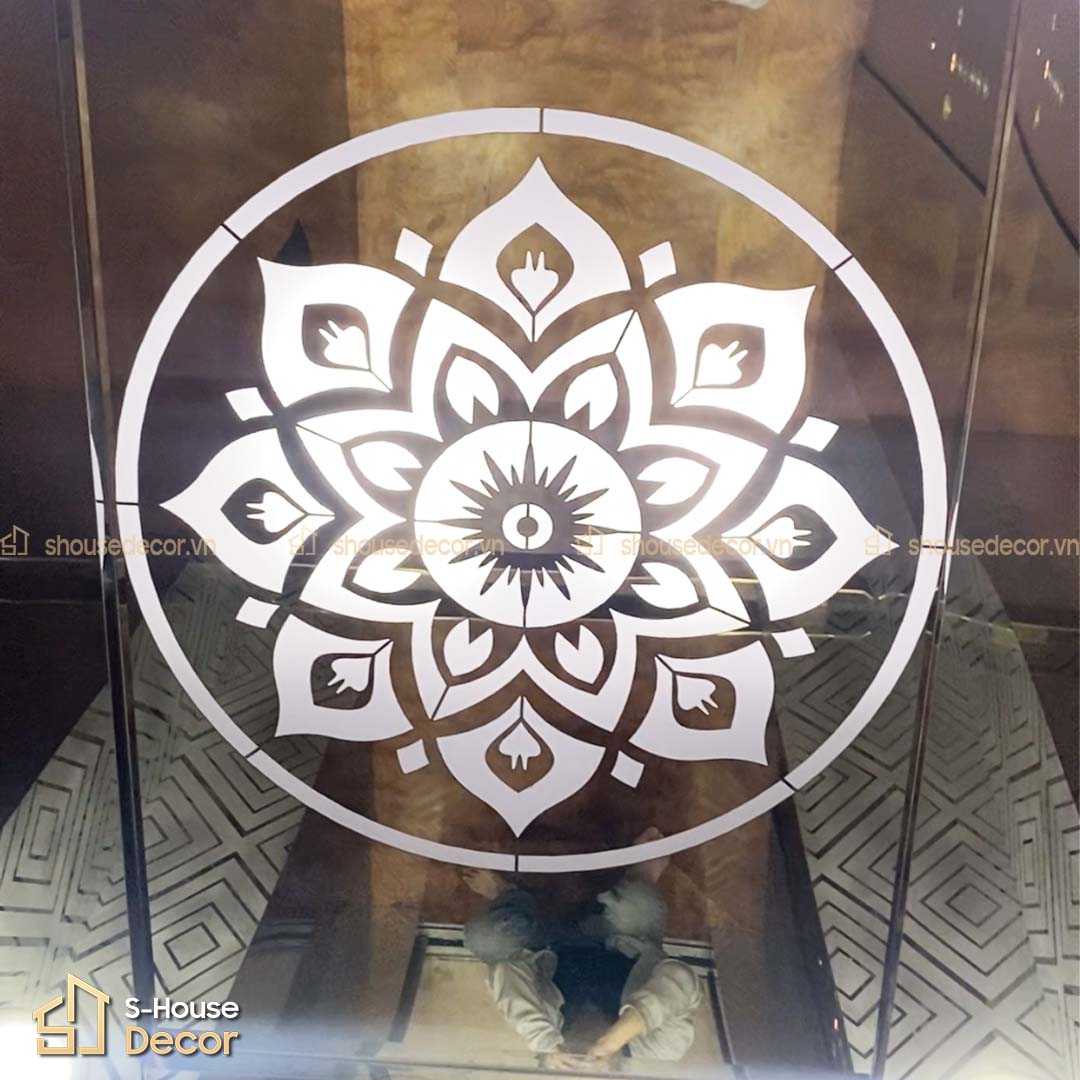 Trang trí cabin thang máy với trần inox gương CNC