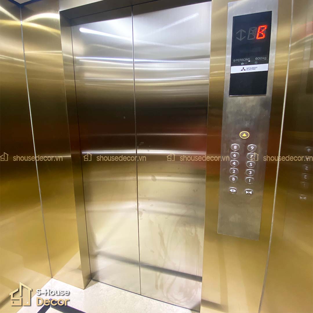Cabin thang máy ánh kim – điểm nhấn nội thất cao cấp.