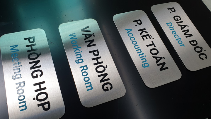 In UV trên inox được ứng dụng để in biển bảng công ty, biển quảng cáo, biển chỉ dẫn