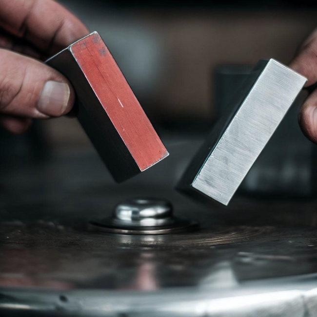 Một bức ảnh của một thử nghiệm nam châm trên inox 304 và 430