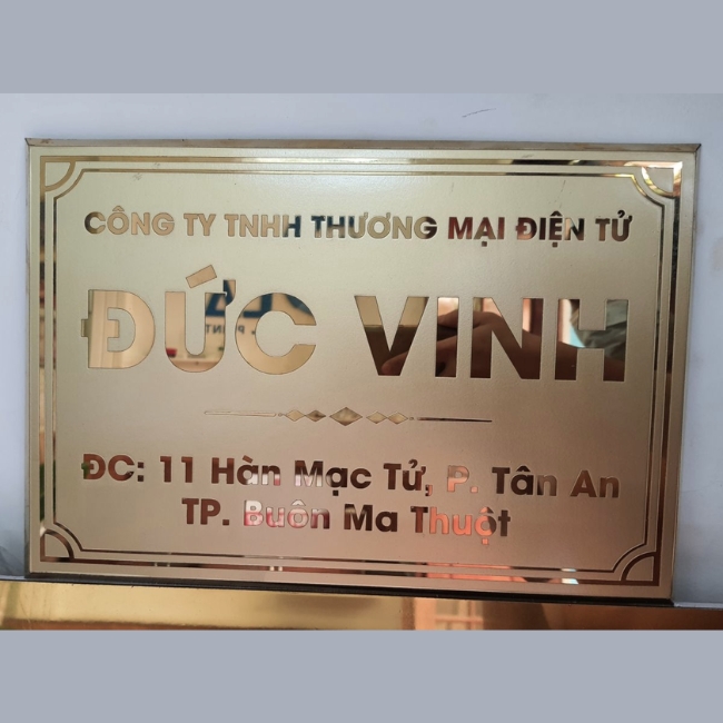 Một tấm biển công ty được làm từ inox ăn mòn với hoa văn độc đáo và hiện đại