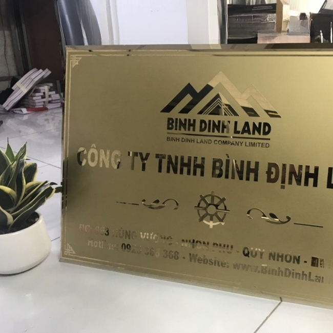 Một tấm biển công ty được làm bằng inox ăn mòn với hoạ tiết độc đáo, sang trọng và hiện đại