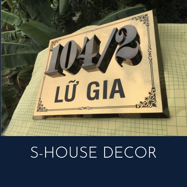 Ảnh một biển số nhà được làm bằng inox ăn mòn với hoa văn độc đáo bởi S-House Decor