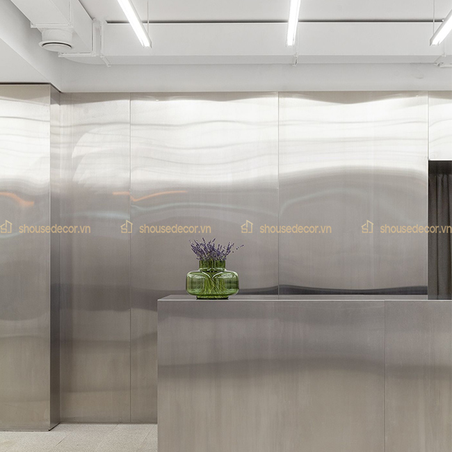 Sử dụng inox trắng ốp tường, góc nhà