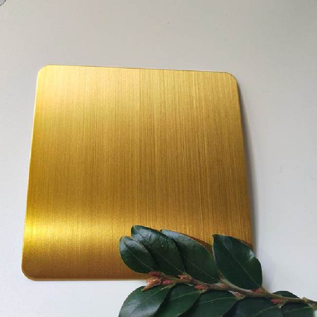 Tấm inox xước 304 được sử dụng rộng rãi trong nhiều lĩnh vực, từ trang trí nội thất, xây dựng, đến công nghiệp thực phẩm và hóa chất