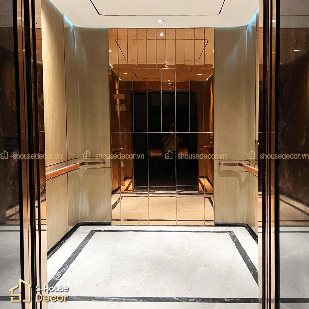 Không gian cabin thang máy hoàn thiện, ánh sáng LED trắng kết hợp cùng laminate vân gỗ tạo nên một không gian hài hòa và ấm cúng