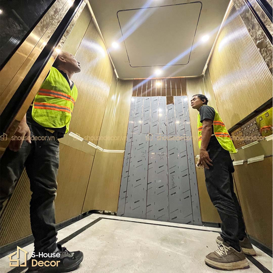 Laminate vân gỗ mang lại vẻ đẹp tự nhiên và sang trọng, kết hợp hoàn hảo với không gian thang máy tại Marriott Đà Nẵng