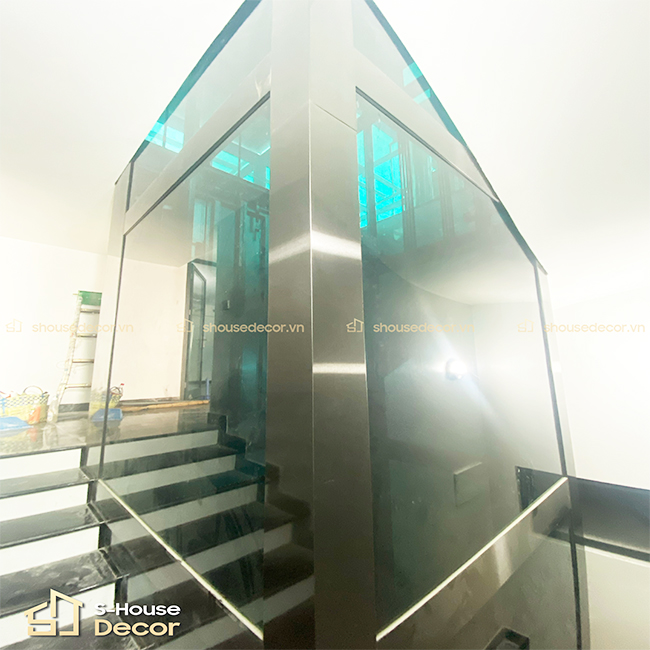 khung-thang-may-duoc-op-inox-mau-den